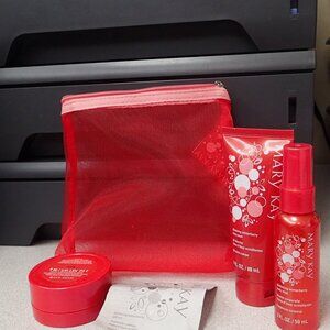 Mary Kay Glistening Winterberry Gift Set